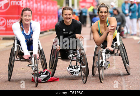 La suisse Manuela Schar (centre) célèbre remporter le Marathon en fauteuil roulant de la femme aux côtés de la deuxième places USA's Tatyana McFadden (à gauche) et troisième placé l'Australie's Madison de Rozario (à droite) au cours de la Virgin Money 2019 Marathon de Londres. Banque D'Images