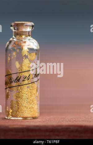 24 carat d'or dans une petite bouteille pour le placage or ou le revêtement or ou comme cadeau précieux pour les personnes aimées un trésor d'or et la valeur de creuser dans la mine Banque D'Images