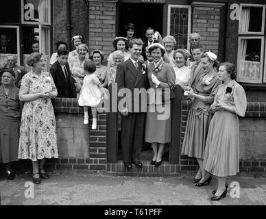 Photographie amateur à partir d'une collection de la famille. Une famille traditionnelle de mariage à l'extérieur d'un groupe nommé chambre Homewood en Angleterre. c1950 Photo de Tony Henshaw Banque D'Images