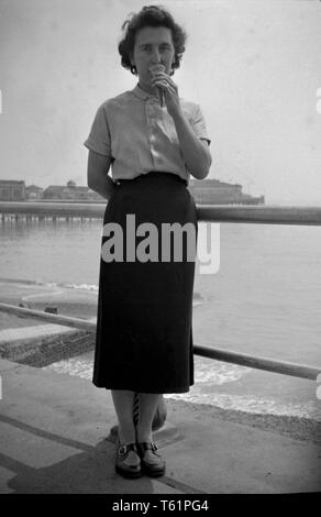 Bénéficiant d'une glace sur la promenade. Photographie amateur à partir d'une collection de la famille en vacances au bord de la mer en Angleterre. c1950 Photo de Tony Henshaw Banque D'Images