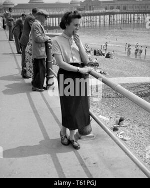 Bénéficiant d'une glace sur la promenade. Photographie amateur à partir d'une collection de la famille en vacances au bord de la mer en Angleterre. c1950 Photo de Tony Henshaw Banque D'Images