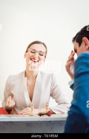 Businesswoman qui gagne dans les échecs dus à une meilleure stratégie Banque D'Images
