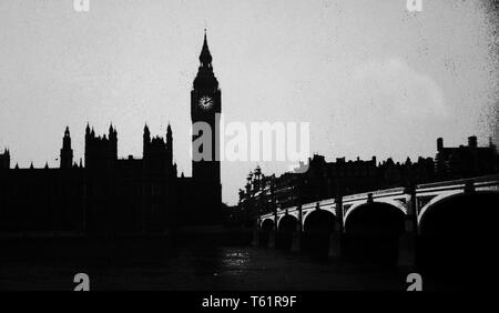 Photo d'un amateur en silhouette du palais de Westminster, et le Pont de Londres à partir d'une collection de la famille en vacances à Londres, en Angleterre. c1952 Photo de Tony Henshaw Banque D'Images