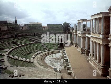 VISTA DE LA ESCENA CON LA ORCHESTRA Y EL GRADERIO DIVIDIDO EN SECTORES - SIGLO I AC. Emplacement : TEATRO ROMANO-EDIFICIO. Banque D'Images