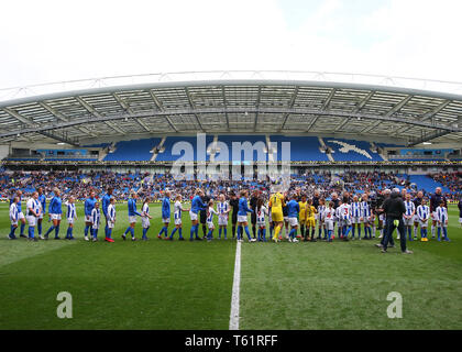 Joueurs et officiels se serrent la main avant le coup d'envoi au cours de la FA Women's super match de championnat au stade AMEX, Brighton. Banque D'Images