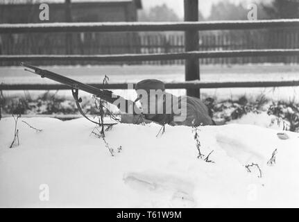 La guerre d'hiver. Un conflit militaire entre l'Union soviétique et la Finlande. Il a commencé par une invasion soviétique en novembre 1939 lors de l'infantery soviétique ont franchi la frontière sur l'isthme de Carélie. Environ 9500 soldats volontaires suédois ont participé à la guerre. Ici l'isthme de Carélie en Finlande. Soldat finlandais au village Summa près de la ligne de front à la ligne Mannerheim. C'est ici la première tentative d'invasion soviétique qui s'est produit en décembre 1939. Les Finlandais ont repoussé les troupes principales soviétique. La deuxième attaque soviétique sur Summa était en février 1940. Kristoffersson Photo ref 93-10 décembre photo prise Banque D'Images