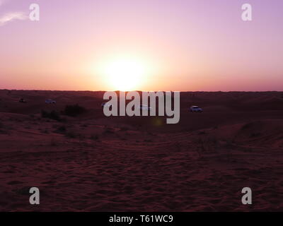Caravane du désert dunes traverse le soir au coucher du soleil Banque D'Images