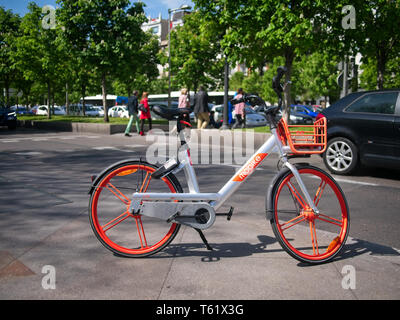 Un Mobike location garé dans une rue de Madrid, Espagne. Il s'agit d'un système de partage de vélos urbains sans une station d'accueil dont le siège est à Beijing, Chine. Banque D'Images