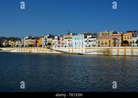 Le quartier de Triana de Séville, sur les rives de la rivière Guadalquivir Banque D'Images