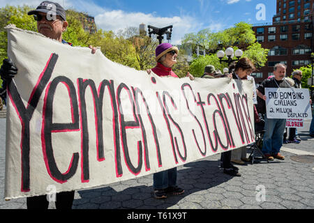 New York, USA. Apr 27, 2019. Les membres de l'NY Catholic Worker, Granny Peace Brigade, Anciens Combattants pour la paix NYC Chapter 034, une veille pour le Yémen, et Kairos ; Communauté protestaient contre l'US/Arabie bombardement du Yémen en haut des marches à l'extrémité sud d'Union Square Park ; de sensibiliser la crise humanitaire s'aggrave et les voix de l'espoir sont soulevées. Crédit : Erik McGregor/Pacific Press/Alamy Live News Banque D'Images