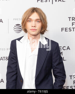 New York, New York. Apr 27, 2019. Charlie Plummer portant poursuite par Loewe assiste à la première mondiale de Gully au cours de Tribeca Film Festival au Théâtre SVA Crédit : Lev Radin/Pacific Press/Alamy Live News Banque D'Images