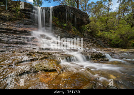 Cascade sur une piste de marche de weeping rock, Blue Mountains National Park, New South Wales, Australie Banque D'Images