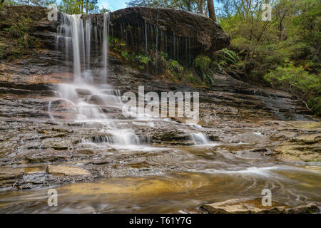 Cascade sur une piste de marche de weeping rock, Blue Mountains National Park, New South Wales, Australie Banque D'Images