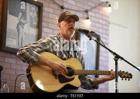 Indianapolis, Indiana, au Royaume-Uni. Apr 27, 2019. La vedette de musique country Darryl Worley effectue au cours de la troisième journée de la National Rifle Association convention. Crédit : Jeremy Hogan/SOPA Images/ZUMA/Alamy Fil Live News Banque D'Images