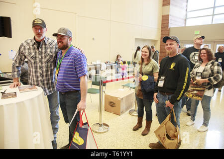 Indianapolis, Indiana, au Royaume-Uni. Apr 27, 2019. La vedette de musique country Darryl Worley, signe des autographes et pose pour des photos avec ses fans après avoir effectué au cours de la troisième journée de la National Rifle Association convention. Crédit : Jeremy Hogan/SOPA Images/ZUMA/Alamy Fil Live News Banque D'Images