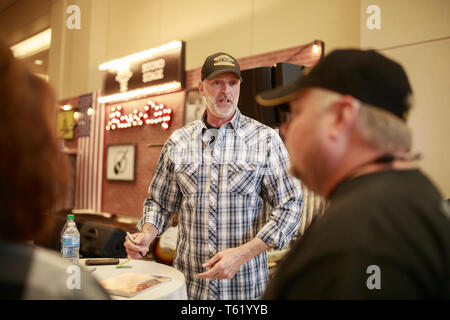 Indianapolis, Indiana, au Royaume-Uni. Apr 27, 2019. La vedette de musique country Darryl Worley, signe des autographes et pose pour des photos avec ses fans après avoir effectué au cours de la troisième journée de la National Rifle Association convention. Crédit : Jeremy Hogan/SOPA Images/ZUMA/Alamy Fil Live News Banque D'Images