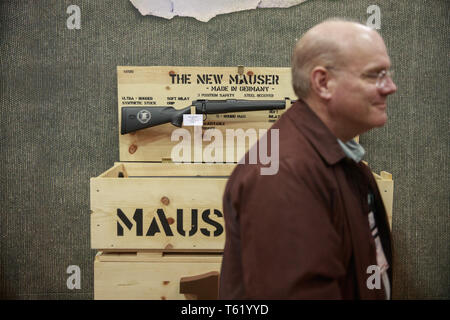 Indianapolis, Indiana, au Royaume-Uni. Apr 27, 2019. Un membre de l'ANR se trouve près de la canon Mauser stand pendant le troisième jour de la National Rifle Association convention. Le fait que des fusils MAUSER ont été utilisés par l'armée nazie pendant la DEUXIÈME GUERRE MONDIALE. Crédit : Jeremy Hogan/SOPA Images/ZUMA/Alamy Fil Live News Banque D'Images