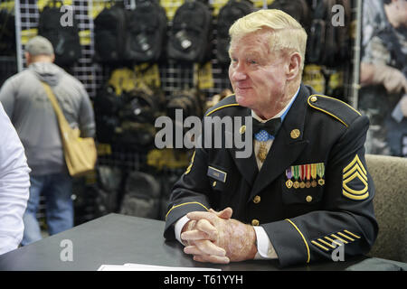 Indianapolis, Indiana, au Royaume-Uni. Apr 27, 2019. Gagnant de la médaille d'honneur et vétéran du Vietnam Sammy Davis, qui a servi dans l'armée des Etats-Unis dans la Batterie C, 2e Bataillon, 4e d'artillerie, 9e Division d'infanterie, est assis à une table pendant le troisième jour de la National Rifle Association convention. Davis a été une inspiration pour le personnage du film Forrest Gump. Crédit : Jeremy Hogan/SOPA Images/ZUMA/Alamy Fil Live News Banque D'Images