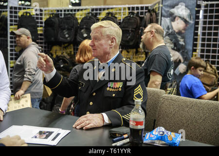 Indianapolis, Indiana, au Royaume-Uni. Apr 27, 2019. Gagnant de la médaille d'honneur et vétéran du Vietnam Sammy Davis, qui a servi dans l'armée des Etats-Unis dans la Batterie C, 2e Bataillon, 4e d'artillerie, 9e Division d'infanterie, est assis à une table pendant le troisième jour de la National Rifle Association convention. Davis a été une inspiration pour le personnage du film Forrest Gump. Crédit : Jeremy Hogan/SOPA Images/ZUMA/Alamy Fil Live News Banque D'Images