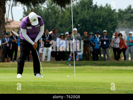 Los Angeles, USA. Apr 27, 2019. Shanshan Feng de la concurrence de la Chine au cours de la troisième série de l'Hugel-Air LA Premia tournoi de golf LPGA ouvert à Los Angeles, États-Unis, le 27 avril 2019. Credit : Zhao Hanrong/Xinhua/Alamy Live News Banque D'Images