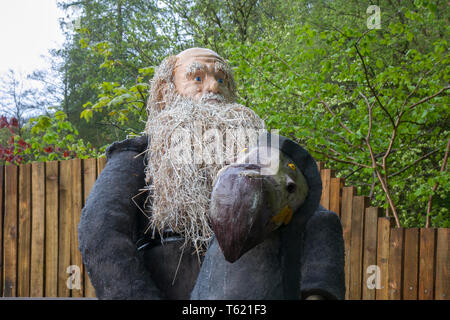 Statue de Charles Darwin à Wray, Lancaster, Royaume-Uni. Charles Darwin et le Dodo au Festival de Scarecrow avec des créatures, des personnages, des caricatures, des figures et des animaux. Le thème 2019, choisi par l'école locale, est de mettre en évidence les thèmes de « Evolution: Éteint, en voie de disparition, existant » cet événement communautaire festif amusant le festival annuel de la carecrow de Wray dans le Lancashire en est maintenant à sa 26e année et attire des milliers de visiteurs dans le village rural pour la célébration d'avril. Banque D'Images