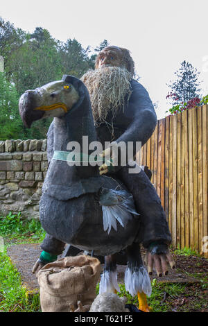 Statue de Charles Darwin à Wray, Lancaster, UK. 28 avril, 2019. Charles Darwin et le DoDo au Festival de l'Épouvantail avec des créatures, des personnages, des caricatures, des figures, et les animaux,le thème de 2019, choisi par l'école locale, est de mettre en lumière les thèmes de "l'évolution : disparue, en voie de disparition, existant" ce plaisir événement communautaire de fête annuelle du Festival de l'épouvantail dans le Lancashire Wray est maintenant dans sa 26e année et attire des milliers de visiteurs sur le village rural pour la célébration d'avril. Banque D'Images