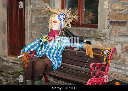 Wray, Lancaster, UK. 28 avril, 2019. Best in show au Festival d'épouvantails avec des créatures, des personnages, des caricatures, des figures, des animaux, l'utilisation de matières plastiques, bouteilles, contenants, emballages et contenants. Le thème 2019, choisi par l'école locale, est de mettre en lumière les thèmes de "l'évolution : disparue, en voie de disparition, existant" ce plaisir événement communautaire de fête annuelle du Festival de l'épouvantail dans le Lancashire Wray est maintenant dans sa 26e année et attire des milliers de visiteurs sur le village rural pour la célébration d'avril. Credit : MediaWorldImages/Alamy Live News Banque D'Images