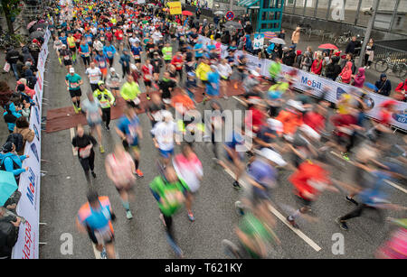 Hambourg, Allemagne. Apr 28, 2019. Athlétisme : Marathon : coureurs commencent au 34e Marathon de Hambourg. Crédit : Daniel Reinhardt/dpa/Alamy Live News Banque D'Images