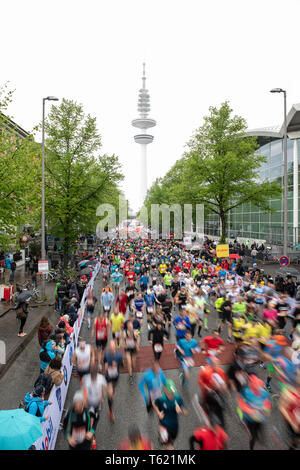 Hambourg, Allemagne. Apr 28, 2019. Athlétisme : Marathon : coureurs commencent au 34e Marathon de Hambourg. Crédit : Daniel Reinhardt/dpa/Alamy Live News Banque D'Images