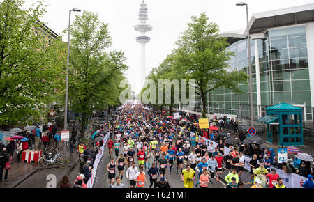 Hambourg, Allemagne. Apr 28, 2019. Athlétisme : Marathon : coureurs commencent au 34e Marathon de Hambourg. Crédit : Daniel Reinhardt/dpa/Alamy Live News Banque D'Images