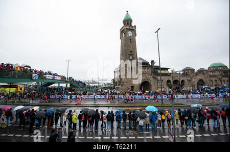 Hambourg, Allemagne. Apr 28, 2019. Athlétisme : Marathon : Les participants du Marathon de Hambourg le long des phases d'atterrissage. Crédit : Daniel Bockwoldt/dpa/Alamy Live News Banque D'Images