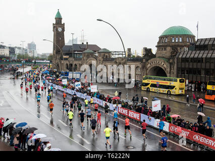 Hambourg, Allemagne. Apr 28, 2019. Athlétisme : Marathon : Les participants du Marathon de Hambourg le long des phases d'atterrissage. Crédit : Daniel Bockwoldt/dpa/Alamy Live News Banque D'Images