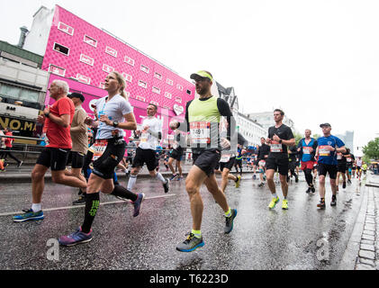 Hambourg, Allemagne. Apr 28, 2019. Athlétisme : Marathon : Les participants du Marathon de Hambourg sur la Reeperbahn. Crédit : Daniel Bockwoldt/dpa/Alamy Live News Banque D'Images