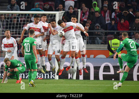 Coup de pied franc Mickael (Cuisance Borussia Moenchengladbac) dans le Stuttgart coup-wall v.re : Marc Oliver KEMPF (VFB Stuttgart), Mario GOMEZ (VFB Stuttgart), Ozan KABAK (VFB Stuttgart), Benjamin Pavard (VFB Stuttgart), Nicolas GONZALEZ (VFB Stuttgart) , Alexander ESSWEIN (VFB Stuttgart). L'action. Soccer 1. Bundesliga, 31.journée, journée31, le VfB Stuttgart-Borussia Monchengladbach 1-0. sur 27.04.2019 à Stuttgart / Allemagne. MERCEDES BENZ ARENA. DFL RÈGLEMENT INTERDIT TOUTE UTILISATION DE PHOTOGRAPHIE COMME DES SÉQUENCES D'IMAGES ET / OU DE QUASI VIDÉO. Dans le monde d'utilisation | Banque D'Images