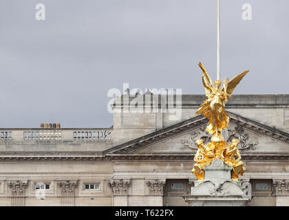 Londres, Royaume-Uni. Apr 28, 2019. La Vierge 2019 Marathon de Londres ; les agents de police au-dessus de Buckingham Palace Crédit : observation Plus Sport Action/Alamy Live News Banque D'Images