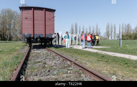 Hambourg, Allemagne. Apr 15, 2019. Les élèves de 9ème année un stand à côté d'un Reichsbahnwagon historique sur le site de l'ancien camp de concentration de Neuengamme. Photo : Markus Scholz/dpa/Alamy Live News Banque D'Images