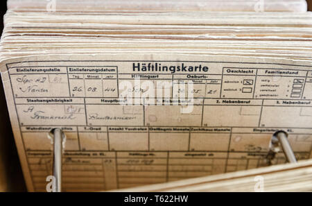 Hambourg, Allemagne. Apr 15, 2019. Une carte boîte index avec cartes prisonnier peut être vu dans l'exposition permanente de l'ancien camp de concentration Neungamme. Photo : Markus Scholz/dpa/Alamy Live News Banque D'Images