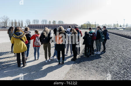 Hambourg, Allemagne. Apr 15, 2019. Les élèves d'une 9e position sur l'Appelplatz de l'ancien camp de concentration de Neuengamme. Photo : Markus Scholz/dpa/Alamy Live News Banque D'Images