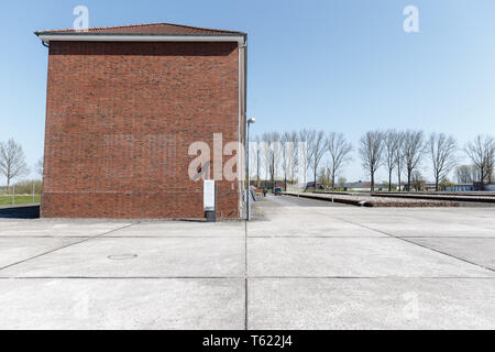 Hambourg, Allemagne. Apr 15, 2019. Vue de l'ancien prisonnier à l'Appelplatz bloc 1-4 de l'ancien camp de concentration de Neuengamme. Photo : Markus Scholz/dpa/Alamy Live News Banque D'Images