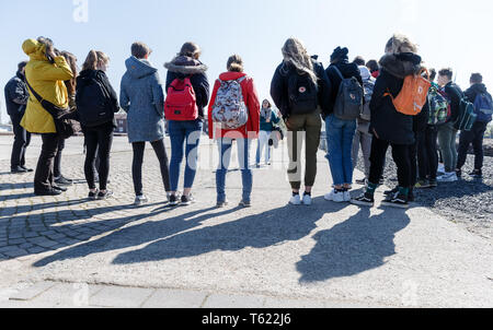 Hambourg, Allemagne. Apr 15, 2019. Les élèves d'une 9e position sur l'Appelplatz de l'ancien camp de concentration de Neuengamme. Photo : Markus Scholz/dpa/Alamy Live News Banque D'Images