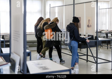 Hambourg, Allemagne. Apr 15, 2019. Les élèves de 9e année à un stand d'information en vedette dans l'exposition permanente de l'ancien camp de concentration de Neuengamme. Photo : Markus Scholz/dpa/Alamy Live News Banque D'Images