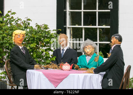 Wray, Lancashire, Royaume-Uni. 28 avril, 2019. Plateau politique au Festival d'épouvantails Pary avec des personnages, caricatures, figures, 2019, thème choisi par l'école locale, est de mettre en lumière les thèmes de "l'évolution : disparue, en voie de disparition, existant" ce plaisir événement communautaire de fête annuelle du Festival de l'épouvantail dans le Lancashire Wray est maintenant dans sa 26e année et attire des milliers de visiteurs sur le village rural pour la célébration d'avril. /AlamyLiveNews MediaWorldImages : crédit. Banque D'Images