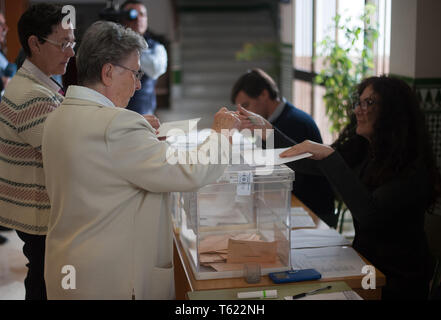 Malaga, Espagne. Apr 28, 2019. Une femme âgée est vu son casting voter à un bureau de vote lors des élections générales en Espagne.Le vote de ce 28 avril en Espagne marqué par la croissance du parti de droite radicale espagnol VOX conduire par son principal candidat Santiago Abascal, et son éventuelle entrée dans le gouvernement espagnol avec un nombre élevé de sièges selon les derniers sondages, suppose un coup dur pour les partis de gauche traditionnels. Autour de 37 millions d'Espagnols sont appelés à voter à cette élection générale dans un contexte d'incertitude et de crise politique depuis des décennies, qui wil Banque D'Images