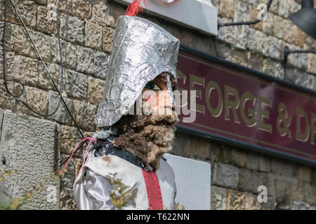 La figure géante de Saint George au Wray Scarecrow Festival Parade fondé en 1995. L'original a même lieu chaque année, avec un thème différent dans la semaine précédant le jour de mai. Les villageois ont mis vers le haut des créations bizarres, wacky, insolite, merveilleuse paille bourrée de fracas pour attirer les visiteurs. Banque D'Images