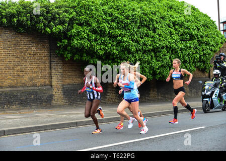 Londres, Royaume-Uni. 28 avr 2019. Les femmes de l'élite porteur passe 2 miles mark à Woolwich. Credit : Claire Doherty/Alamy Live News Banque D'Images