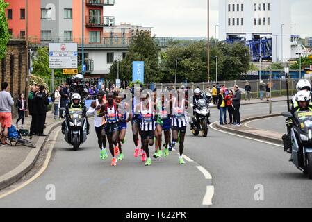 Londres, Royaume-Uni. 28 avr 2019. Les hommes d'élite porteur passe 2 miles mark à Woolwich. Credit : Claire Doherty/Alamy Live News Banque D'Images
