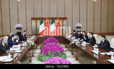 Beijing, Chine. Apr 28, 2019. Le Premier ministre chinois Li Keqiang rencontre le Premier ministre italien Giuseppe Conte à la Diaoyutai State Guesthouse à Beijing, capitale de Chine, le 28 avril 2019. Credit : Liu Bin/Xinhua/Alamy Live News Banque D'Images