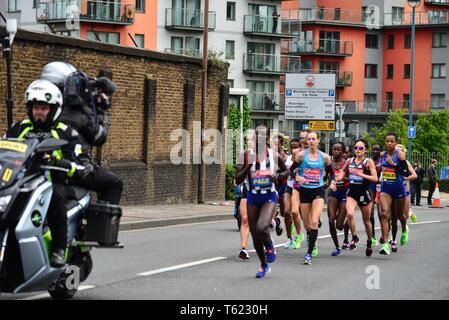 Londres, Royaume-Uni. 28 avr 2019. Les femmes de l'élite porteur passe 2 miles mark à Woolwich. Credit : Claire Doherty/Alamy Live News Banque D'Images