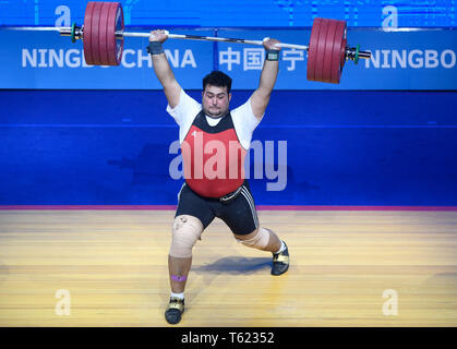 Ningbo, province de Zhejiang en Chine. Apr 28, 2019. Ali Davoudi d'Iran fait concurrence au cours de la men's 109kg événement au championnat d'Haltérophilie d'Asie de l'est de Ningbo, province de Zhejiang, Chine, le 28 avril 2019. Credit : Huang Zongzhi/Xinhua/Alamy Live News Banque D'Images