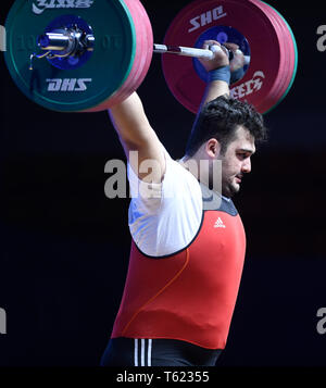 Ningbo, province de Zhejiang en Chine. Apr 28, 2019. Ali Davoudi d'Iran fait concurrence au cours de la men's 109kg événement au championnat d'Haltérophilie d'Asie de l'est de Ningbo, province de Zhejiang, Chine, le 28 avril 2019. Credit : Huang Zongzhi/Xinhua/Alamy Live News Banque D'Images